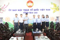 Đại diện Tập đoàn Xăng dầu Việt Nam trao bảng tượng trưng ủng hộ kinh phí 2 tỷ đồng cho đại diện Ủy ban MTTQ Việt Nam tỉnh Gia Lai. Ảnh: N.H