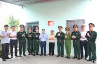 Bàn giao 21 căn nhà do Bộ CHQS tỉnh hỗ trợ nhân dân xây dựng trong “Chiến dịch Quang Trung”.