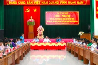 Bí thư Thị ủy An Khê Nguyễn Xuân Phước đối thoại với cán bộ, hội viên phụ nữ. Ảnh: Ngọc Minh