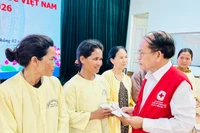 Hội Chữ thập đỏ tỉnh Gia Lai tặng 90 suất quà cho trẻ em mồ côi, bệnh nhân khó khăn