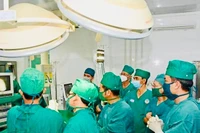 Bệnh viện Quân y 211 triển khai phẫu thuật nội soi tán sỏi thận qua da