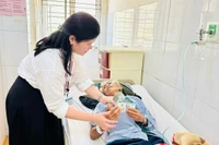 Bệnh viện Đa khoa Gia Lai tặng quà, phát cơm miễn phí cho bệnh nhân nghèo