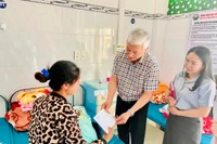 Lãnh đạo Sở Y tế Gia Lai thăm, tặng quà bệnh nhân có hoàn cảnh khó khăn 