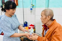 Nhà hảo tâm tặng 232 suất quà đến bệnh nhân nghèo tại Bệnh viện Đa khoa Gia Lai