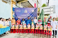 Nha khoa thẩm mỹ Happy Smile tặng 50 suất quà cho người nghèo