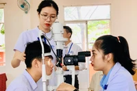 Bệnh viện Mắt Quốc tế Sài Gòn-Gia Lai khám mắt miễn phí cho học sinh
