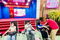 Gần 300 người dân phường Diên Hồng, Hội Phú và An Phú hiến máu tình nguyện