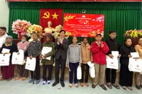 Hội Chữ thập đỏ Gia Lai trao 100 suất quà Tết cho người dân xã Canh Vinh 