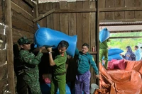 Ủy ban nhân dân xã Ia Mơ cử lực lượng hỗ trợ người dân kê cao đồ đạc và nông sản để tránh thiệt hại.