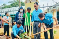 Hội Liên hiệp phụ nữ xã Kon Thụp triển khai "Công trình cây xanh" tại làng Dơ Nâu để góp phần tăng lượng cây xanh trồng trên địa bàn. Ảnh: Người dân cung cấp.