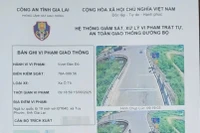 Hình ảnh ô tô vượt đèn đỏ vào sáng 15-9 tại ngã tư quốc lộ 19 mới và ĐT 640 (xã Tuy Phước).