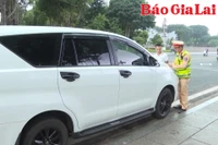 Chấn chỉnh tình trạng xe ô tô đậu đỗ dưới lòng đường xung quanh Quảng trường Đại Đoàn Kết