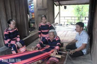Giữ nghề dệt thổ cẩm nơi vùng biên