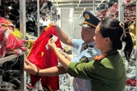 Kiểm tra đột xuất một cơ sở kinh doanh, phát hiện hơn 35.000 bộ quần áo giả mạo nhãn hiệu