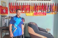Ông Võ Ngọc Lương bên những thành tích bản thân đã đạt được. Ảnh: R.H