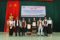 Chị Kpă H’Chuên (thứ 4 từ phải sang) cùng các thành viên “Tổ truyền thông cộng đồng” thôn Mơ Nang 2 (xã Kim Tân) giành giải nhất hội thi trong khuôn khổ Dự án 8 do Hội LHPN huyện Ia Pa tổ chức. Ảnh: V.C