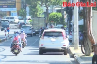 Cần kiên quyết xử lý xe ô tô đậu đỗ tràn lan dưới lòng đường 