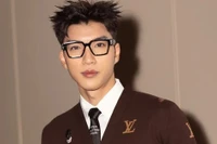 HIEUTHUHAI là nghệ sĩ Việt duy nhất đến Pháp dự sự kiện của Louis Vuitton