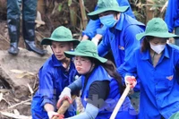 Tuổi trẻ Nghệ An dầm mình dưới nước nạo vét, làm sạch khe suối