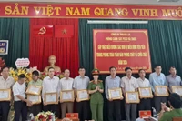 Tặng giấy khen cho 22 tập thể, cá nhân trong phong trào toàn dân phòng cháy chữa cháy