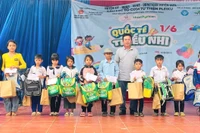 Ia Pa: Câu lạc bộ Cơm từ thiện Pleiku trao quà cho thiếu nhi và hộ nghèo