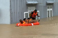 Sư đoàn 31 và Trường Quân sự Quân đoàn 34 xuất quân hỗ trợ người dân vùng lũ 