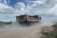 Chủ tịch tỉnh yêu cầu xử lý nghiêm phương tiện vi phạm khi chở đất phục vụ dự án sân bay Phù Cát.