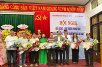 Khen thưởng tập thể