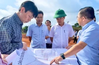 Phó Chủ tịch UBND tỉnh Nguyễn Hữu Quế kiểm tra tiến độ thi công thực hiện dự án đường Nguyễn Văn Linh. Ảnh: Minh Phương