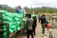 Người dân làng Hrách (xã Sró) nhận hỗ trợ gạo từ nhà tài trợ