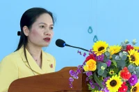 Phó Trưởng đoàn chuyên trách đoàn ĐBQH tỉnh Siu Hương trả lời kiến nghị cử tri.