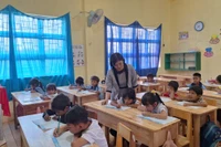 Cô hiệu trưởng “giữ lửa” cho học trò vùng biên