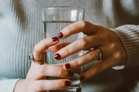 Lợi ích tuyệt vời của việc uống nước ấm mỗi ngày