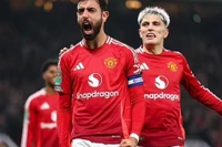 HLV tạm quyền Van Nistelrooy ra tay, Man United thắng tưng bừng League Cup