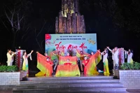 Tiết mục hát múa “Tuổi xuân dâng Đảng” được dàn dựng công phu tại đêm thơ Nguyên tiêu với chủ đề “Xuân giao hòa”. Ảnh: Ngọc Duy