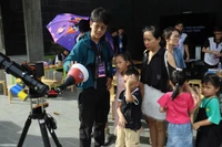 Các bạn nhỏ tỏ ra thích thú với hoạt động quan sát bầu trời đêm bằng kính thiên văn hiện đại