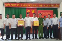 Phó Chủ tịch UBND tỉnh Lâm Hải Giang tặng quà của Tỉnh ủy, HĐND, UBND, UBMTTQVN tỉnh cho xã Hòa Hội. Ảnh: Kim Hường