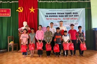 Tặng quà trung thu cho trẻ em tại chương trình