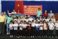 Tặng quà cho học sinh nghèo ở xã Ia Púch và Chư Pưh