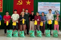 Đồn Biên phòng Cát Khánh tặng quà cho hộ nghèo