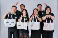 Nhóm sinh viên Trường Đại học FPT Quy Nhơn hiện thực hóa ý tưởng “biến rác thải nhựa thành thời trang”. Ảnh: T.D