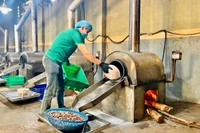 Phương pháp rang thủ công sẽ giữ lại vị ngọt, bùi và vị ngậy đặc trưng mà không loại hạt điều công nghiệp nào sánh bằng. Ảnh: Vũ Thảo