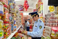 Lực lượng quản lý thị trường tăng cường kiểm tra, kiểm soát hàng hóa trên thị trường. Ảnh: V.T