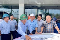 Phó Chủ tịch UBND tỉnh Nguyễn Tự Công Hoàng kiểm tra dự án Cải tạo nút giao thông Phù Đổng. Ảnh: V.T