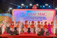 Các đại biểu cắt băng khai mạc Hội chợ triển lãm thương mại và giới thiệu sản phẩm tiêu biểu tỉnh Gia Lai năm 2025. Ảnh: V.T