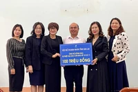 Hội Nữ doanh nhân tỉnh Gia Lai ủng hộ 100 triệu đồng cho đồng bào bị thiệt hại sau cơn bão số 10 và 11. Ảnh: Vũ Thảo