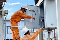 Nhân viên Công ty Điện lực kiểm tra Trạm biến áp của Nhà máy điện gió HBRE Chư Prông. Ảnh: V.T
