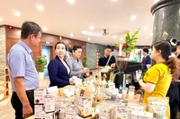 Các đại biểu tham quan khu trưng bày sản phẩm đặc trưng của tỉnh. Ảnh: Vũ Thảo