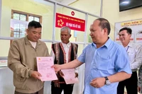 Phó Bí thư Thường trực Tỉnh ủy, Chủ tịch HĐND tỉnh Rah Lan Chung trực tiếp trao 2 Giấy chứng nhận quyền sử dụng đất, quyền sở hữu tài sản gắn liền với đất đầu tiên do cấp xã cấp cho 2 người dân trên địa bàn. Ảnh: Vũ Thảo