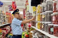 Việc tăng cường kiểm tra các cơ sở kinh doanh sẽ góp phần ngăn chặn, xử lý kịp thời các vi phạm trong kinh doanh, bảo vệ quyền lợi người tiêu dùng. Ảnh: Vũ Thảo